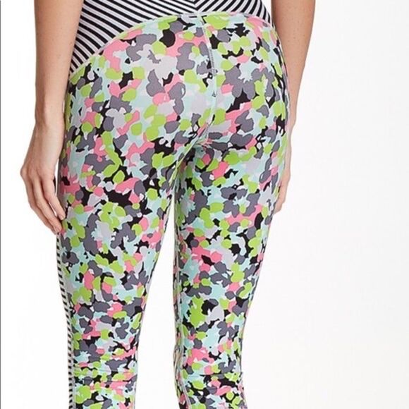 🏷️ 5 for $25 - SPANX Capri Leggings in Petal Power Thin Stripe - Picture 2 of 12